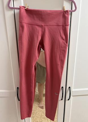 Жіночі легінси nike epic luxe running tights у кольорі archaeo pink з характерними бічними кишенями та світловідбиваючим логотипом.