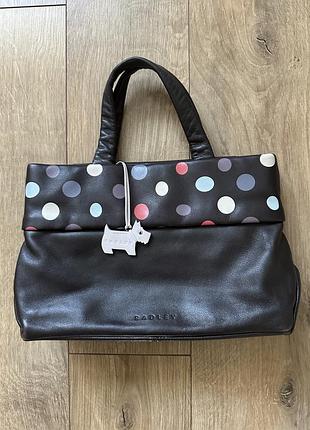 Оригинальная кожаная сумка radley london с брелком-песиком и принтом в горошек