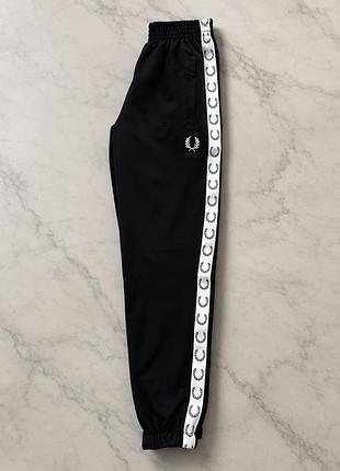 Черные джоггеры fred perry с лампасами, спортивные брюки фред перри на резинке для мужчин l