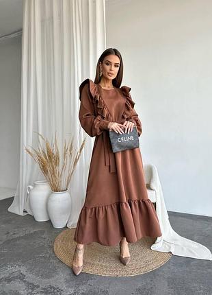 Женское длинное платье с рюшами и поясом
