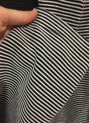 Жакет пиджак удлиненный в полоску текстурный черно-белый3 фото