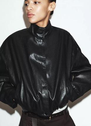 Утеплена куртка-бомбер зі штучної шкіри zara, чорна куртка бомбер zara