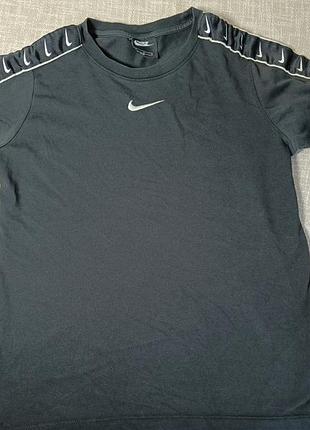 Черная футболка nike с лампасами на рукавах. на рост 147-158 см
черная футболка nike. хлопковая футболка