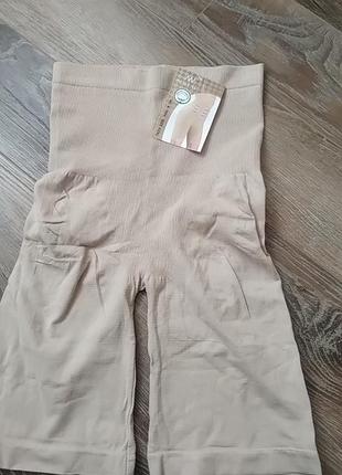 Бежевые корректирующие шорты или велосипедки от бренда new wear.