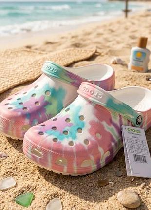 Кроксы сабо модель crocs classic tie-dye с разноцветным принтом размер 39 (м7/w9) стелька 25