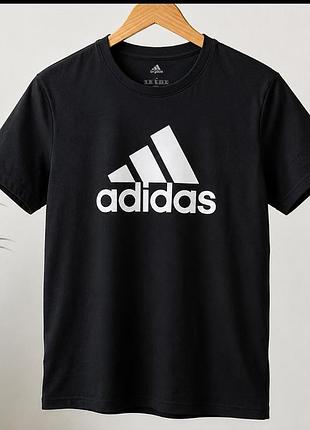 Мужская черная футболка adidas с большим белым логотипом на груди. размер xl