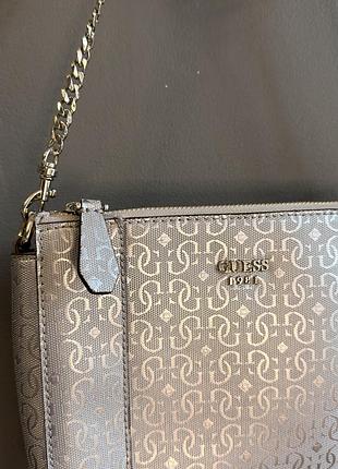 Сумка guess срібляста з ремінцем через плече