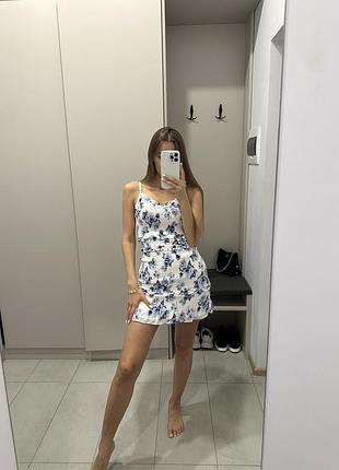 Летнее платье сарафан белое в голубые синие цветы платье-резинка жатка