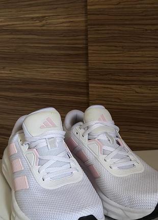 Кросівки adidas білого кольору з доповненим рожевим.
