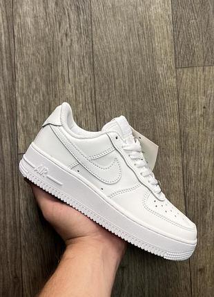 Білі шкірняні кросівки nike air-force 1