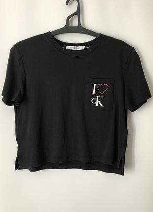Кроп-футболка ck, чорна бавовняна футболка calvin klein jeans із кишенею та принтом (розмір s)