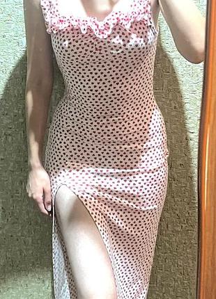 Жіноча приталена сукня міді prettylittlething в сердечко з принтом,з розрізом на нозі і з рюшами розмір 8/s/36