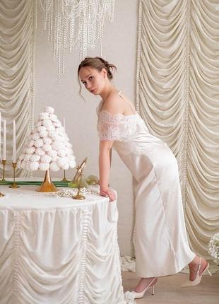 Шовкова сукня з мереживом