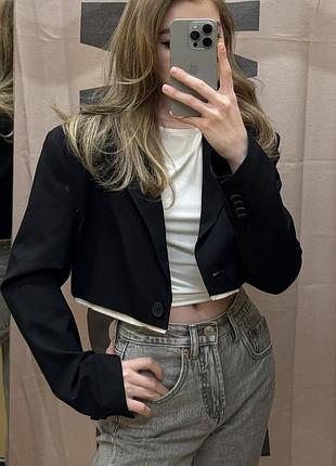 Вкороченний піджак-жакет чорний bershka з ґудзиком