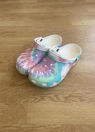 Оригинальные сабо crocs classic tie-dye разноцветные кроксы