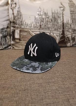Оригінальна бейсболка new era 9fifty (або 59fifty) new york yankees у чорному кольорі з фірмовим камуфляжним козирком.