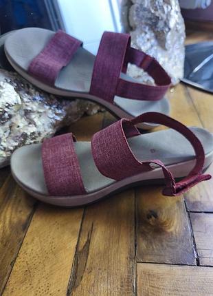 Гарні сандалі резинки clarks