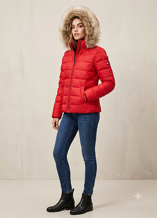 Женский красный пуховик tommy hilfiger с капюшоном