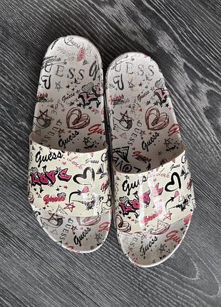 Шльопанці guess