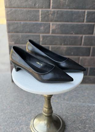 Чорні туфлі-човники на kitten heel підборі з гострим носком.