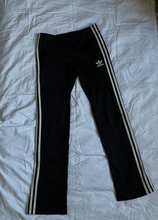 Жіночі спортивні штани adidas прямі кльош