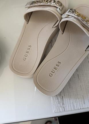 Шльопанці guess