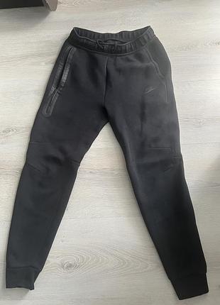 Штани від бренду nike tech fleece