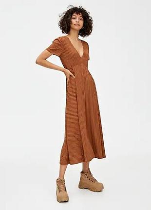 Коричневое платье макси в тонкую полоску от бренда pull &amp; bear