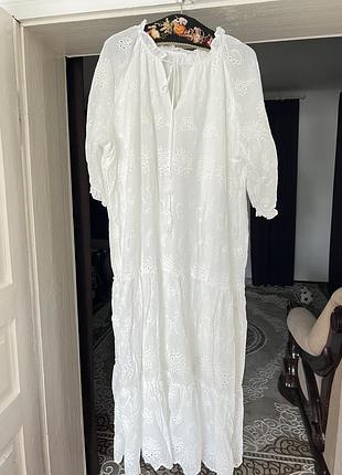 Біла ярусна сукня міді з прошвою (вишивка ришельє), розмір 4xl (батал)