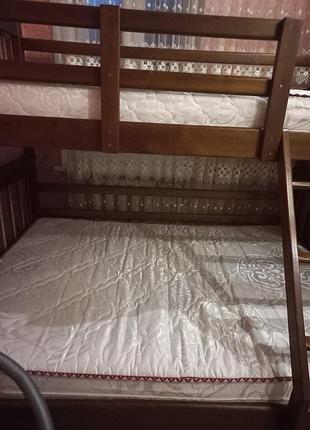 Продам деревяне двохповерхове ліжко з матрацами в ідеальному стані.