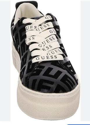 Чорні кросівки guess giaa3 з монограмою бренду та фірмовими шнурками.