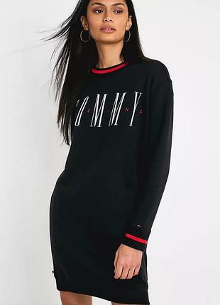 Чорна сукня-світшот від бренду tommy hilfiger або tommy jeans