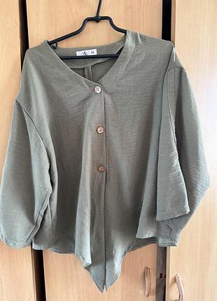 Костюм жіночий xl 💚 колір хакі (оливковий). легка тканина, кофта + штани. є невеликий дефект на рукаві (див. фото). ціна: 1000 грн.