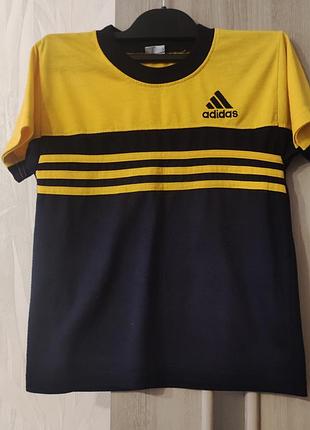 Футболка на хлопчика adidas синьо-жовтого кольору на 5-6 років