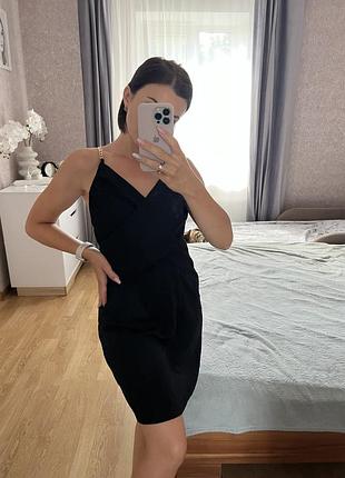 Жіноча коротка сукня чорного кольору на брителях