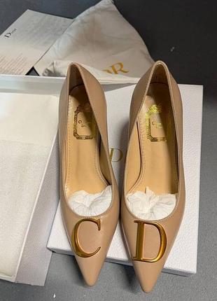 Туфлі класичні бежеві з буками cd christian dior