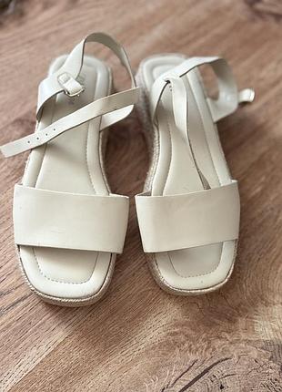 Zara босоніжки молочного кольору, 36 (підійдуть і на невеликий 37)