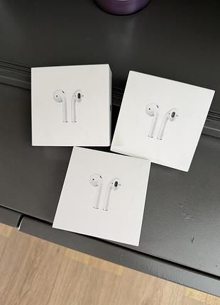 Коробки від оригінальних навушників airpods