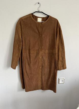Замшеве пальто бренду gerard darel коричневого кольору з перфорацією