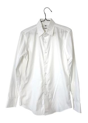 Белая мужская рубашка uniqlo super non-iron slim fit