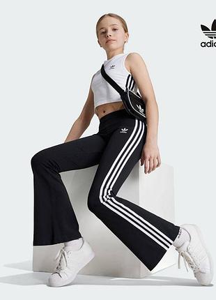 Оригинальные детские спортивные штаны adidas на рост 140-146см чёрные расклешонные клеш спортивки адидас на девочку подростковые для девочки а1