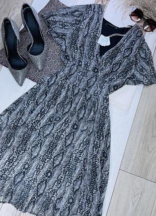 Нова літня сукня guess xs шифонова сукня кльош коротке плаття приталене в зміїний принт з рукавами крильцями