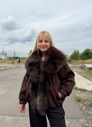 Стильный пуховик с натуральным мехом енота