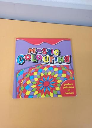 Книга розмальовка "mosaic colouring" (мозаїчне розмальовування) з геометричними візерунками.