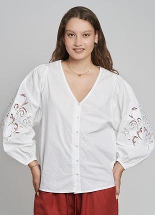 Біла блуза з ажурною вишивкою f&f