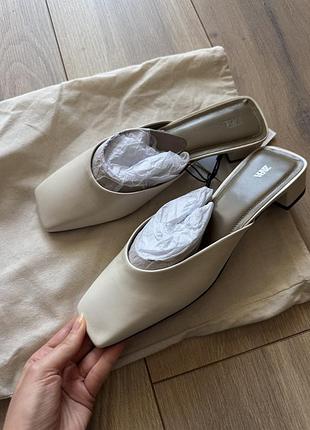 Молочні шкіряні мюлі сабо zara на маленькому підборі - 38