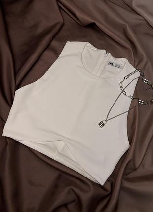 Білий топ zara, у білому кольорі заді на змійці