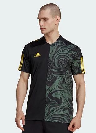 Спортивная футболка adidas указан размер xl.