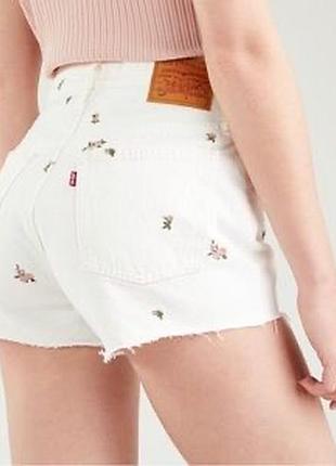 Джинсовые шорты белые в цветы levis