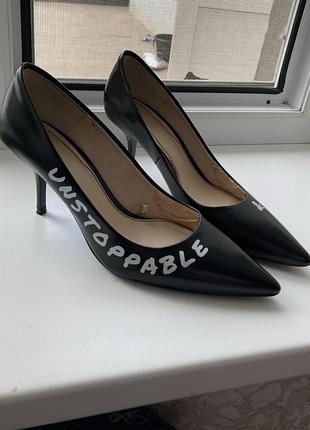 Продаю класичні чорні туфлі zara  з оригінальним написом